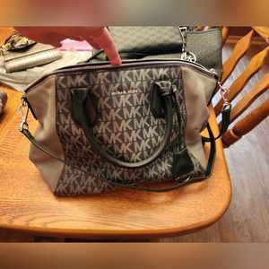 Handbag. Like new condition.   Michael kors.   Gray